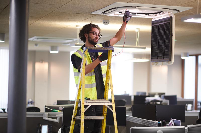 Service på ventilation i taket